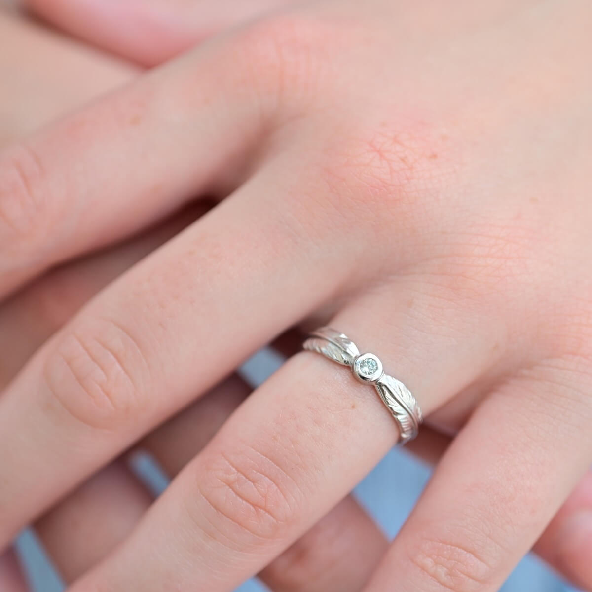 Ring Feder, besonderer Verlobungsring